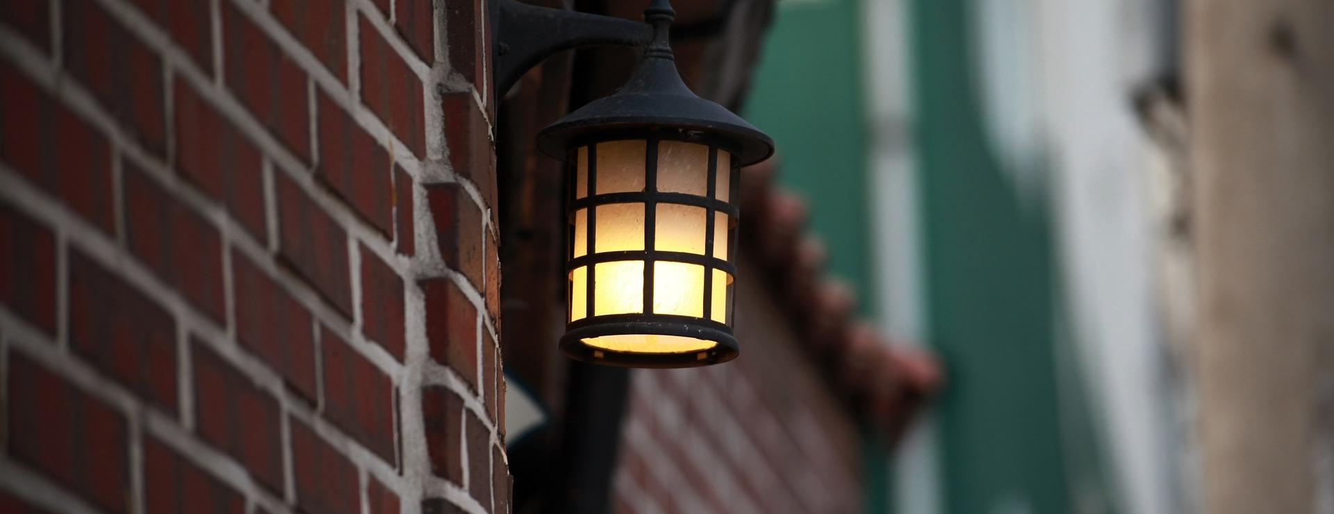 Beleuchtungsgeschäft -Beleuchtungsgeschäft brick 4946212 1920 1